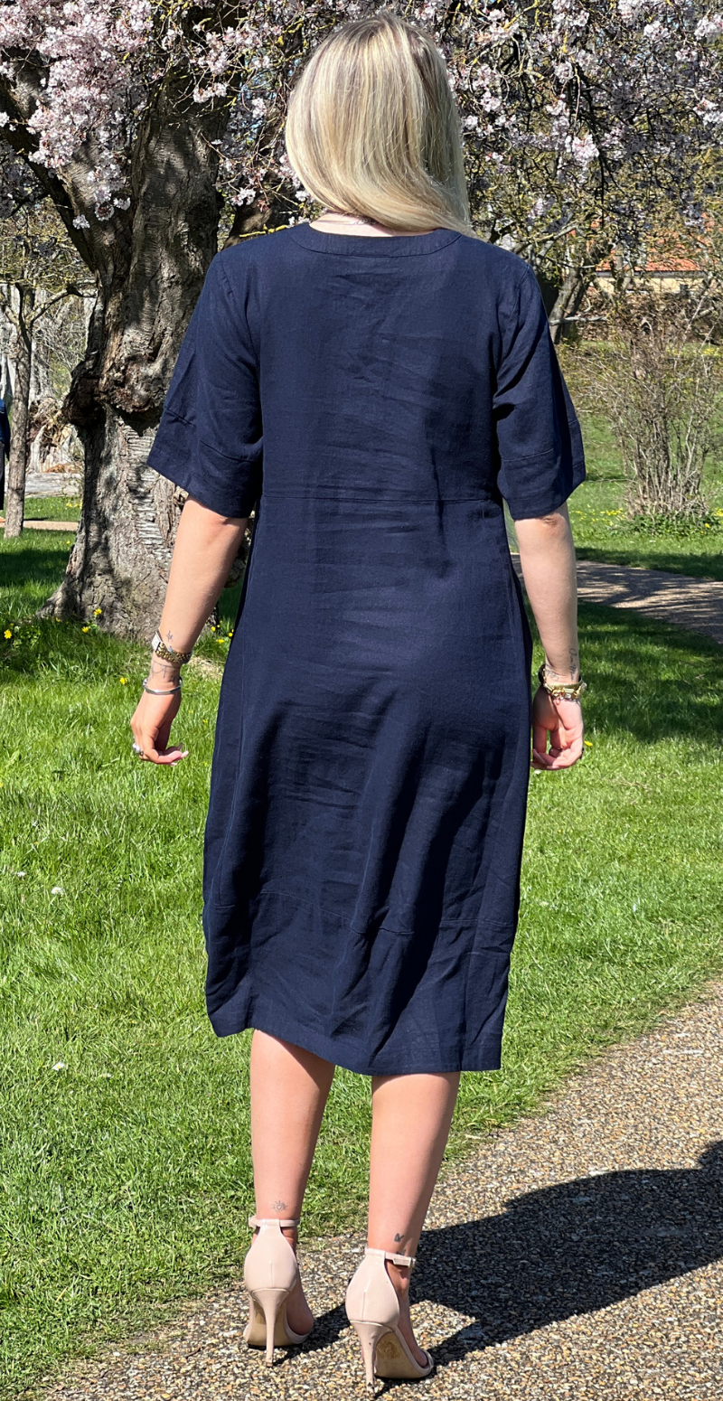Lava hørkjole med lommer og knapstolpe navy blazer Freequent