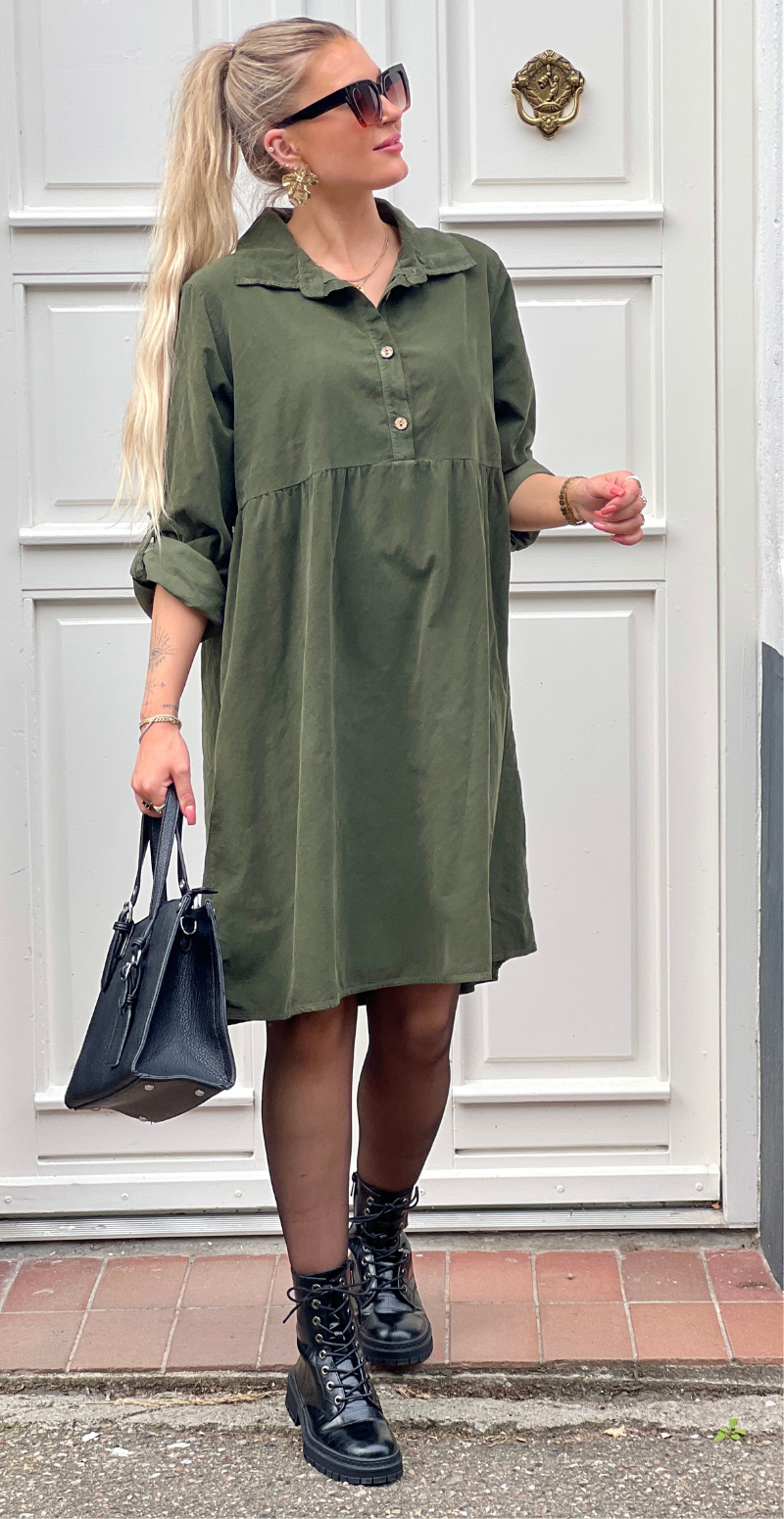 Elvira fløjlskjole med knap-detaljer militare LikeLondon