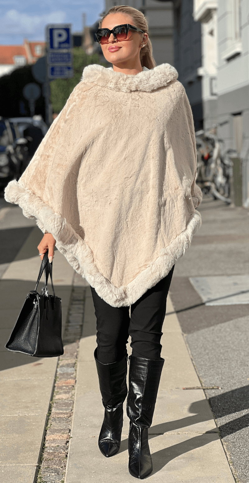 Maxine poncho med bred kant beige LikeLondon
