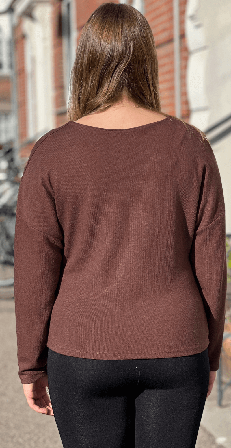 Rachelle bluse med rynk og guldspænde i siden brun LikeLondon