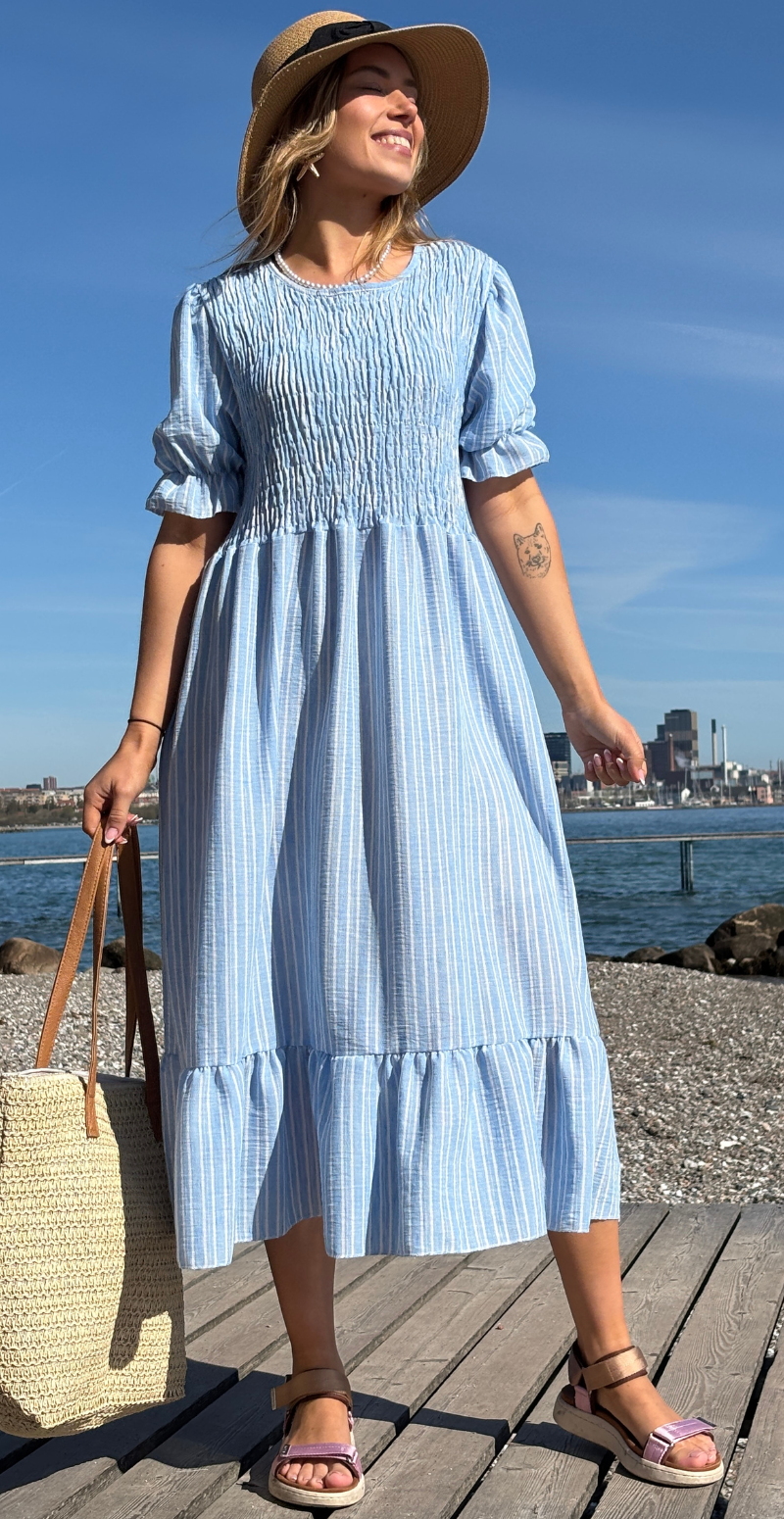 Merle stribet kjole med smock og pufærme sky LikeLondon