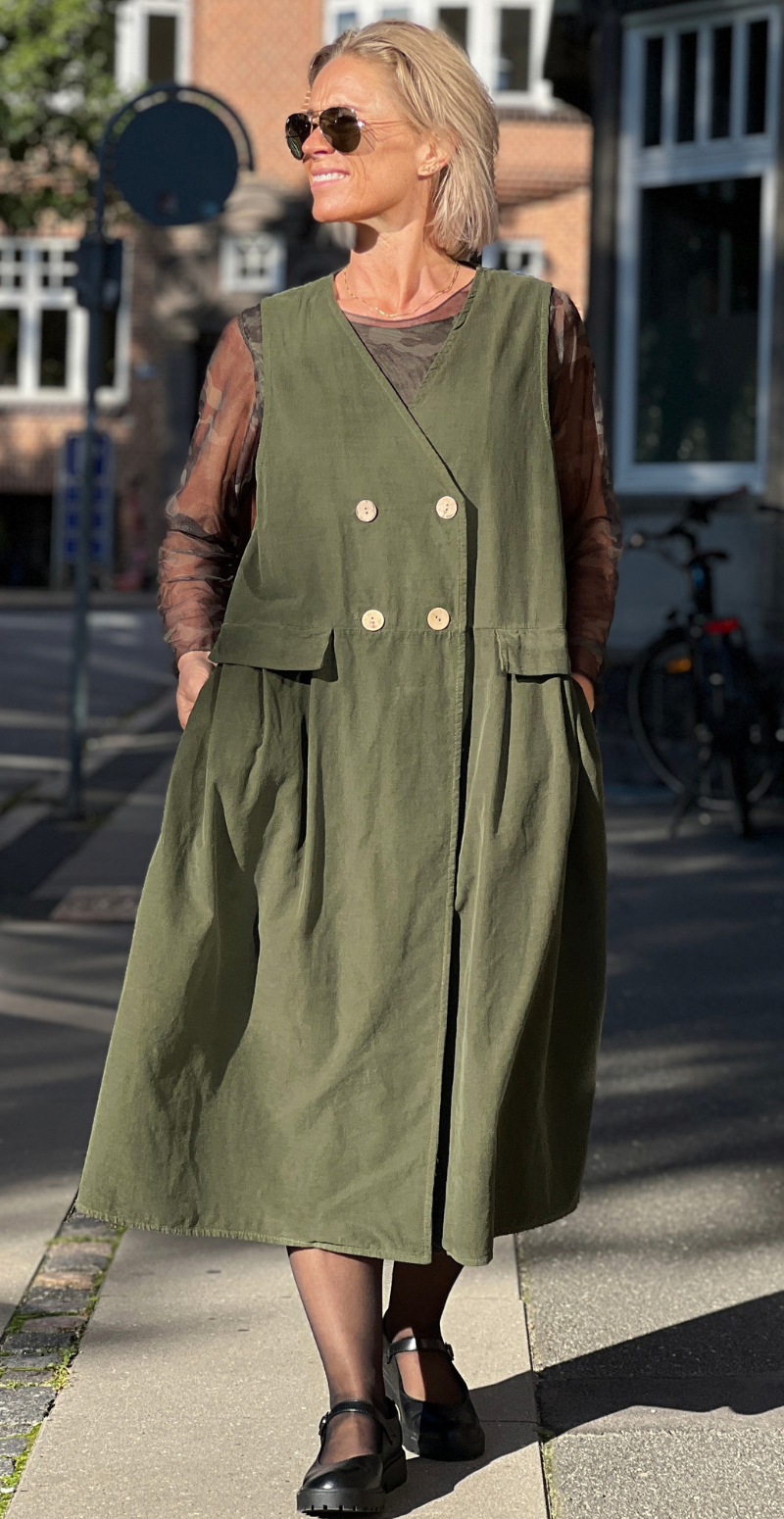 Roberta fløjlskjole med knapper foran og lommer militare LikeLondon