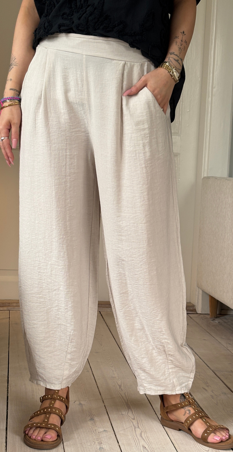 Forudbestil uge 29 Alana bukser med skrålommer og barrel-fit beige LikeLondon