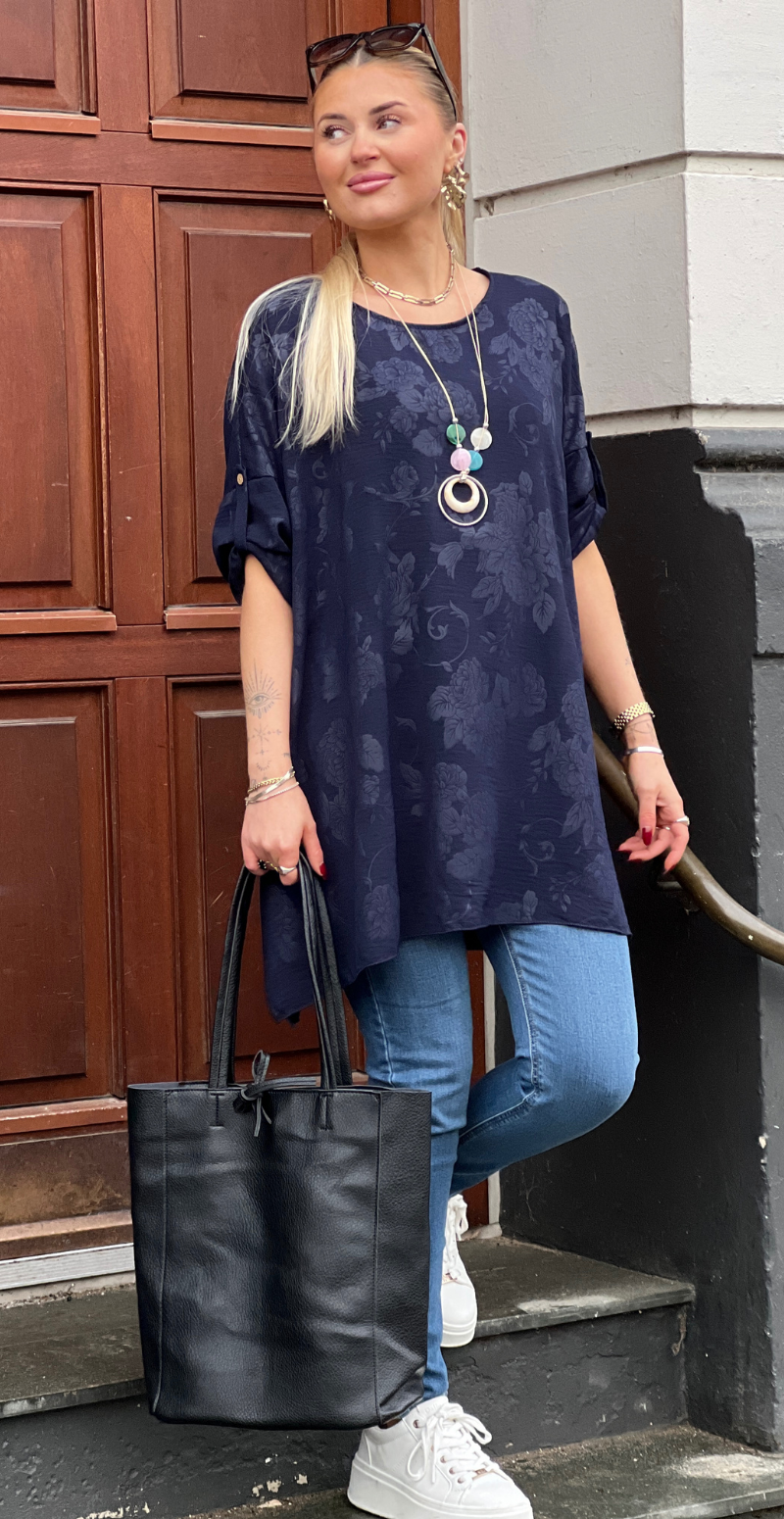Amanda tunika med præget mønster og halskæde navy LikeLondon
