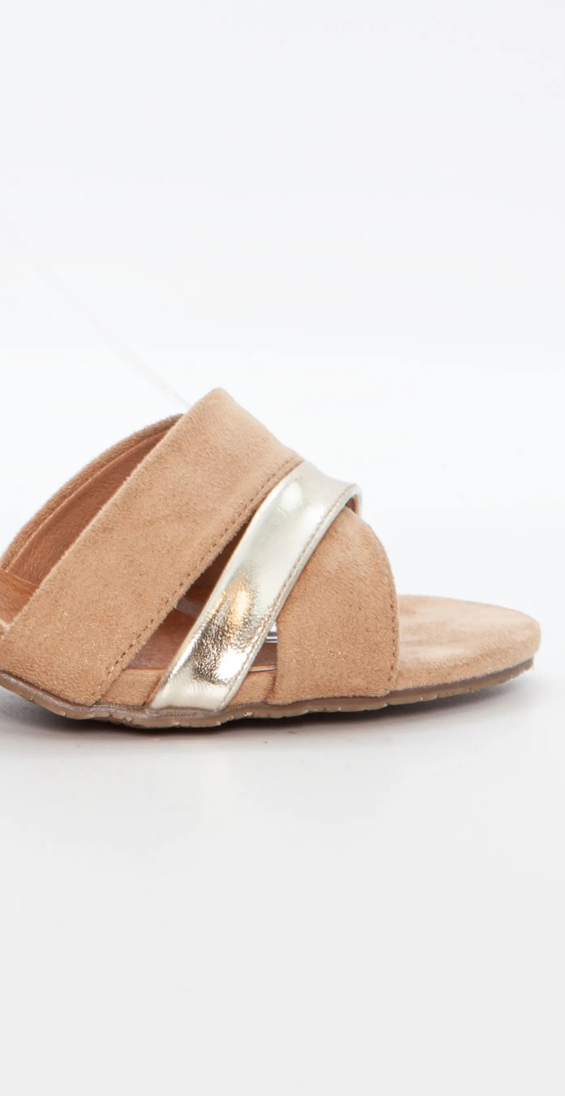 Stilet i imiteret ruskind med metallisk rem beige Duffy