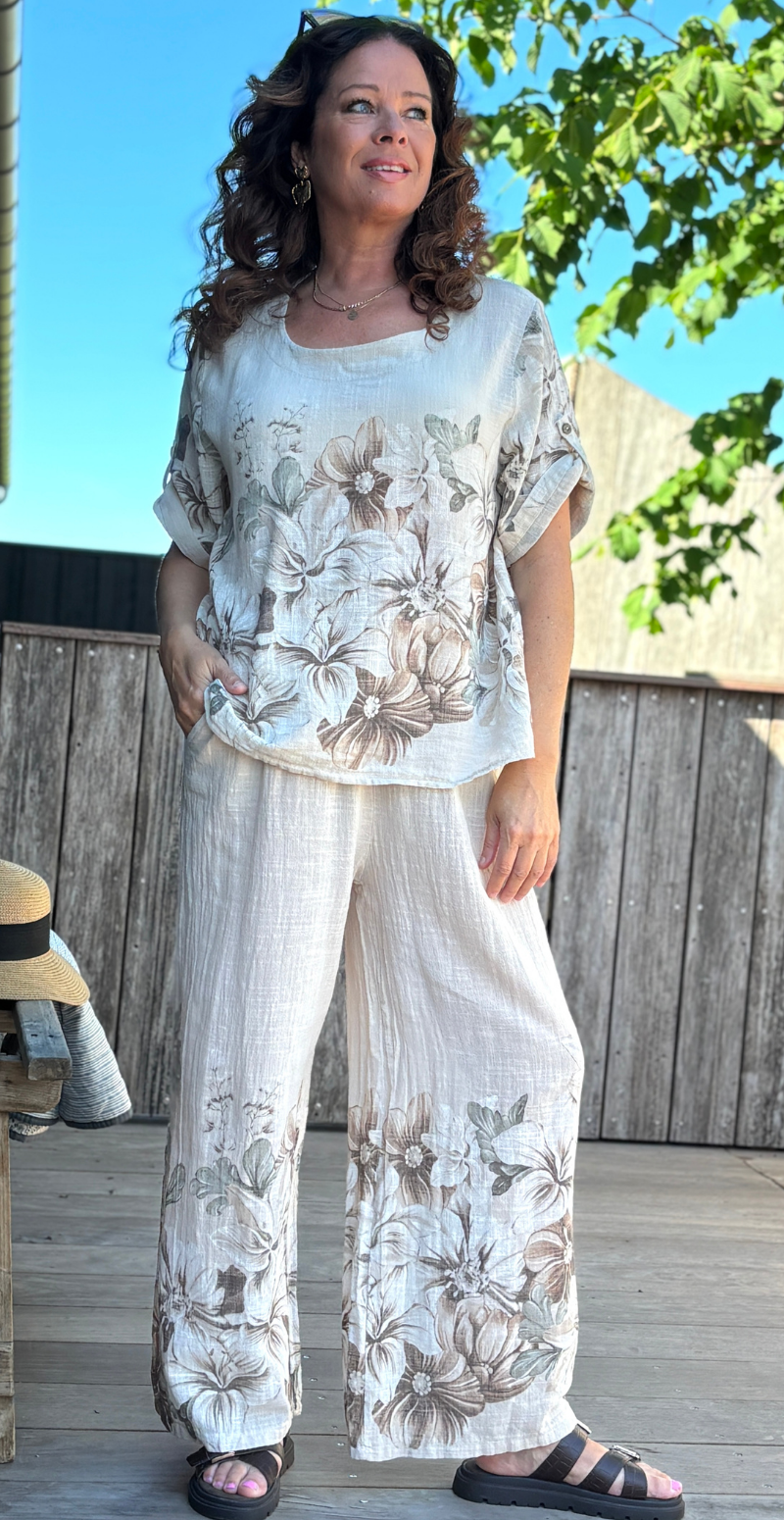 Arista sæt med bukser og bluse med blomsterprint beige LikeLondon