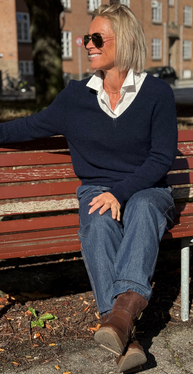 Karen strikbluse i baby alpaca uld med v-hals navy LikeLondon