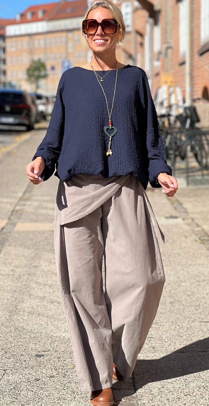 Fini krepp bluse med smykke navy LikeLondon