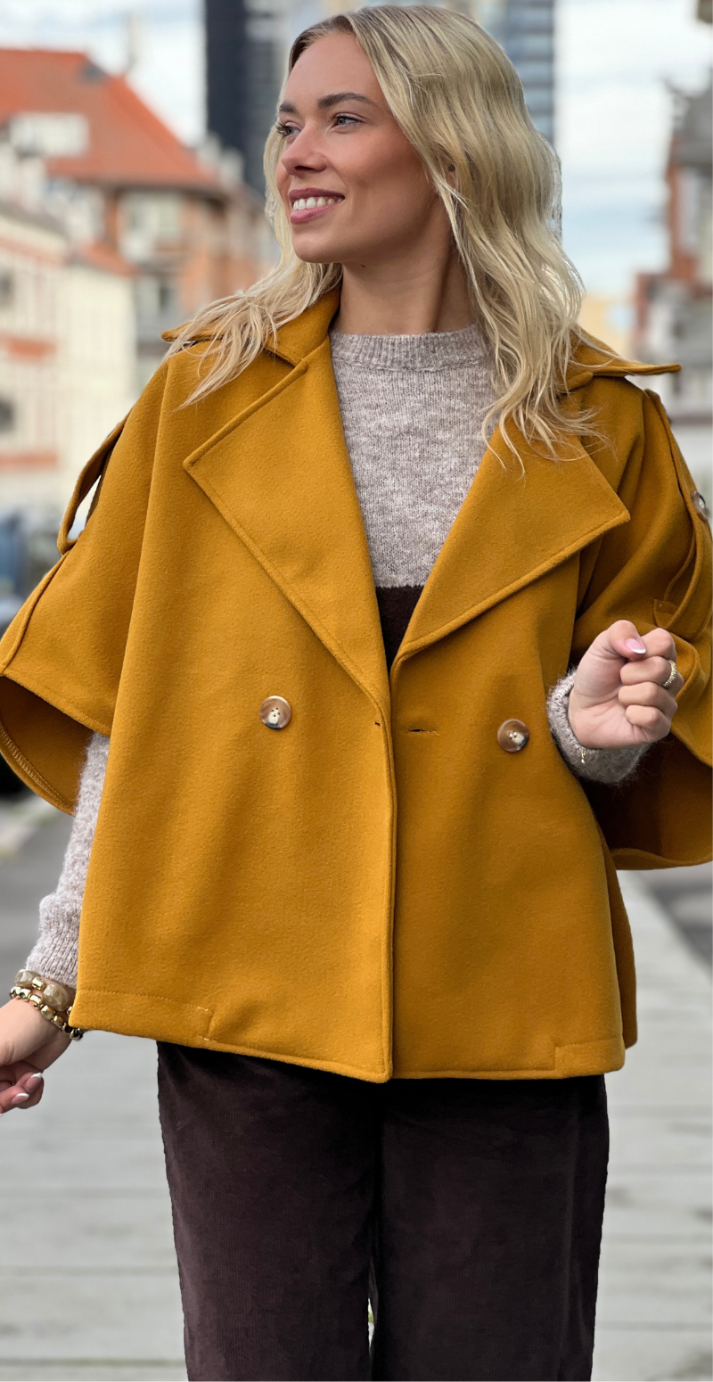 Forudbestil uge 40 Cleo kort poncho jakke med knapper fortil og korte ærmer mustard LikeLondon