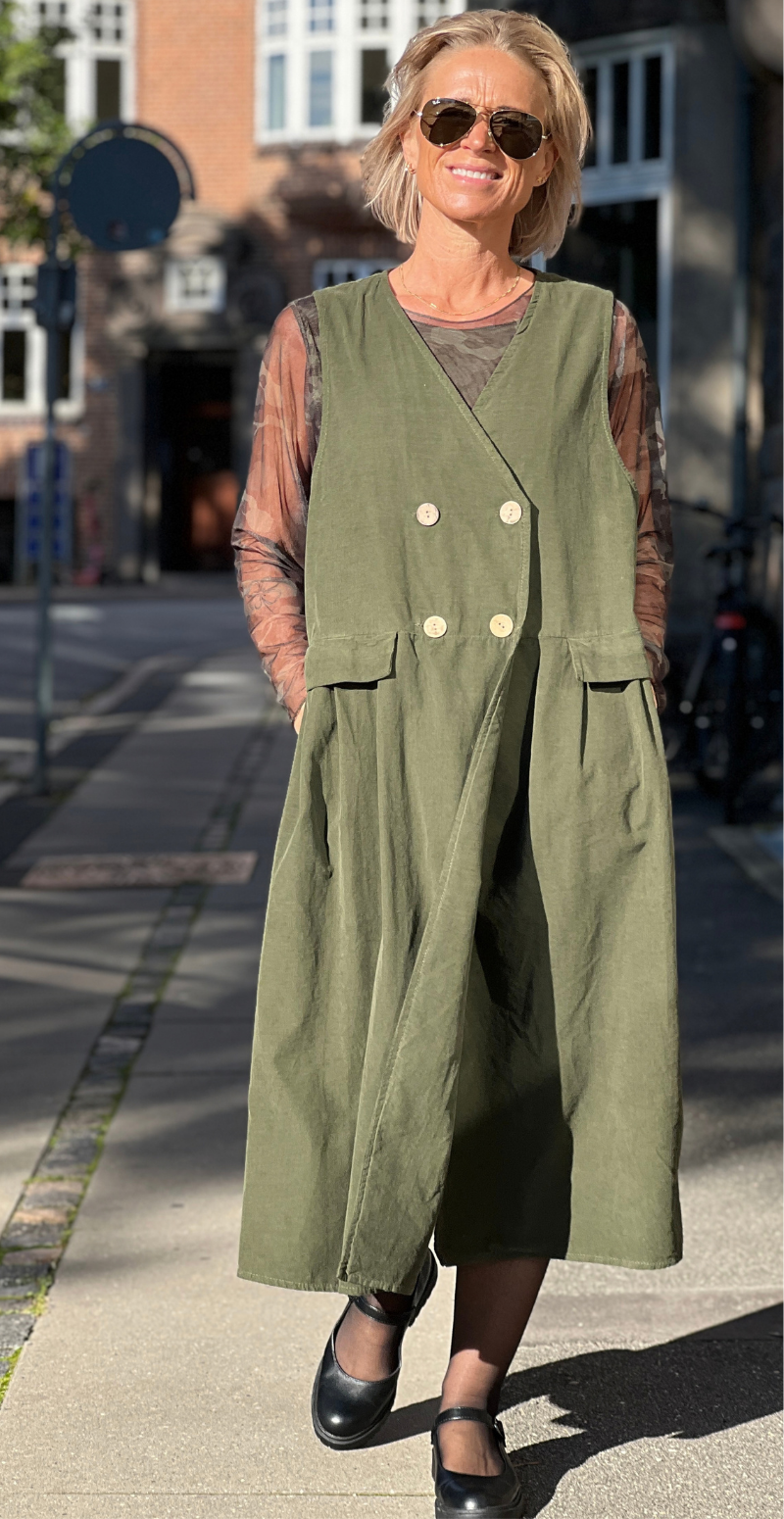 Roberta fløjlskjole med knapper foran og lommer militare LikeLondon