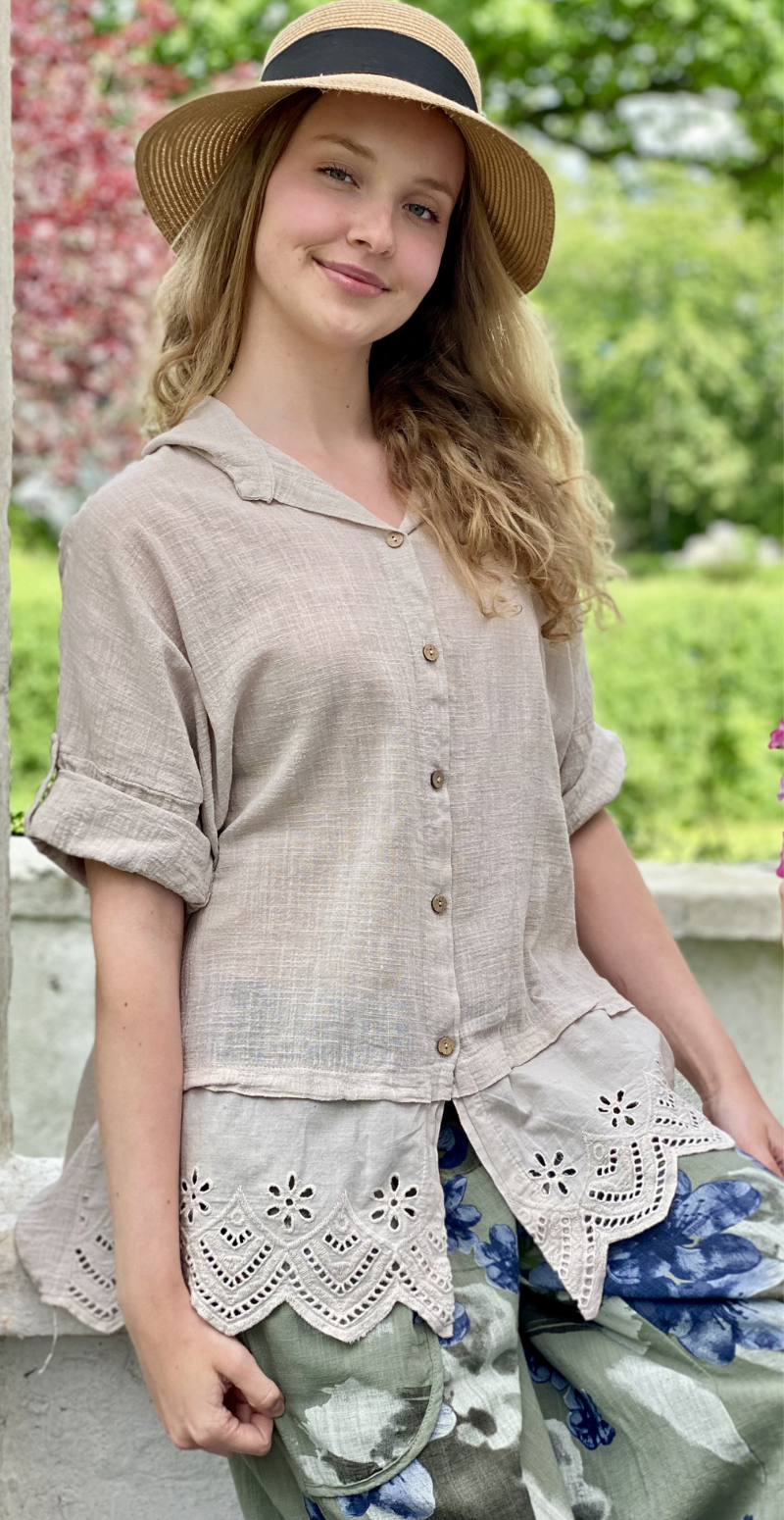 Oda skjortebluse med broderi anglaise beige LikeLondon