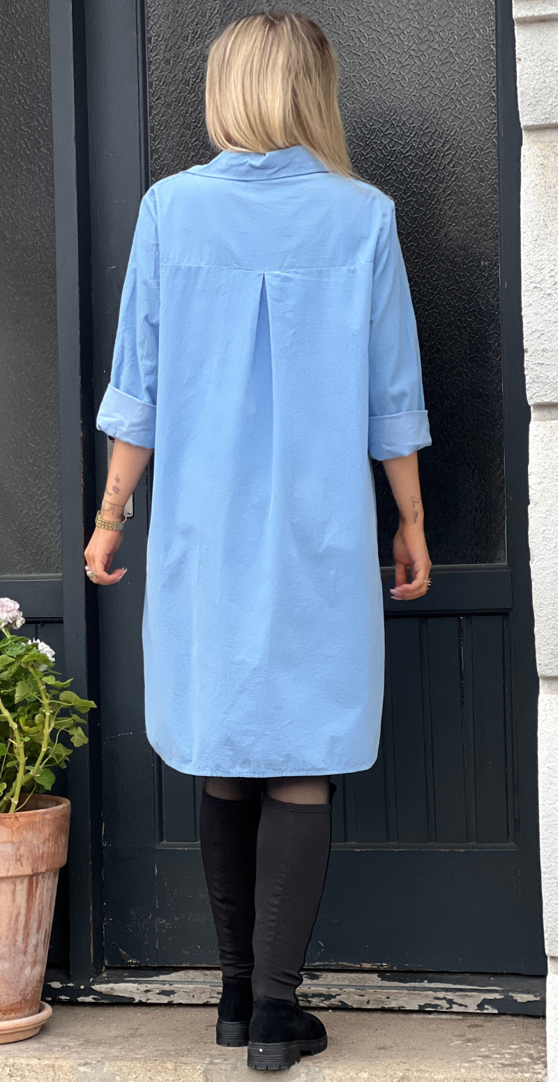 Forudbestil uge 3 Danica fløjls kjole-tunika med knapstolpe sky LikeLondon