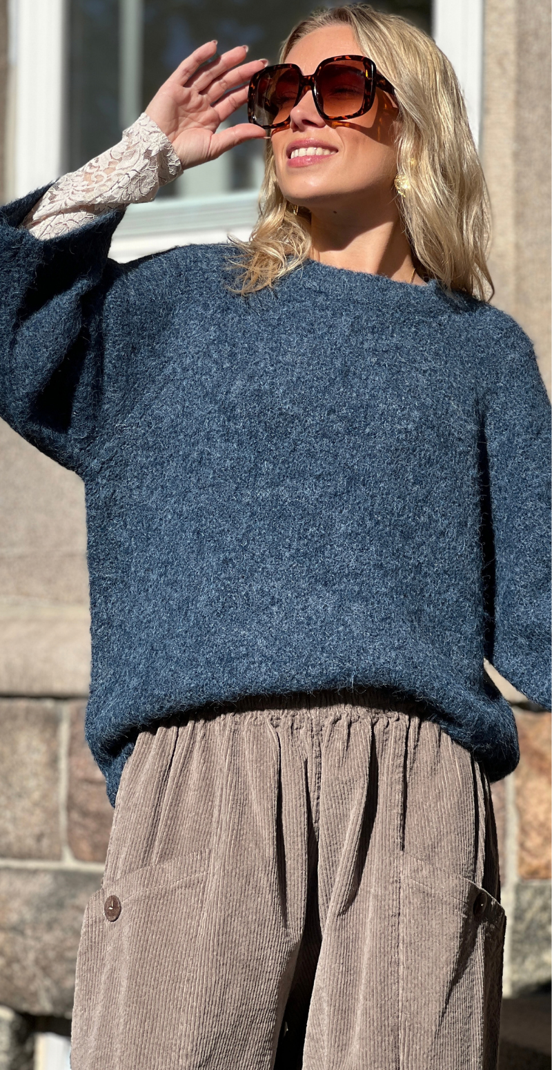 Kvinde i Lulu ensfarvet pullover i farven moonlit ocean melange fra LikeLondon.com
