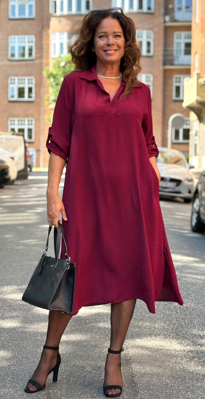 Tilly kjole med v-hals, krave og slids bordeaux LikeLondon