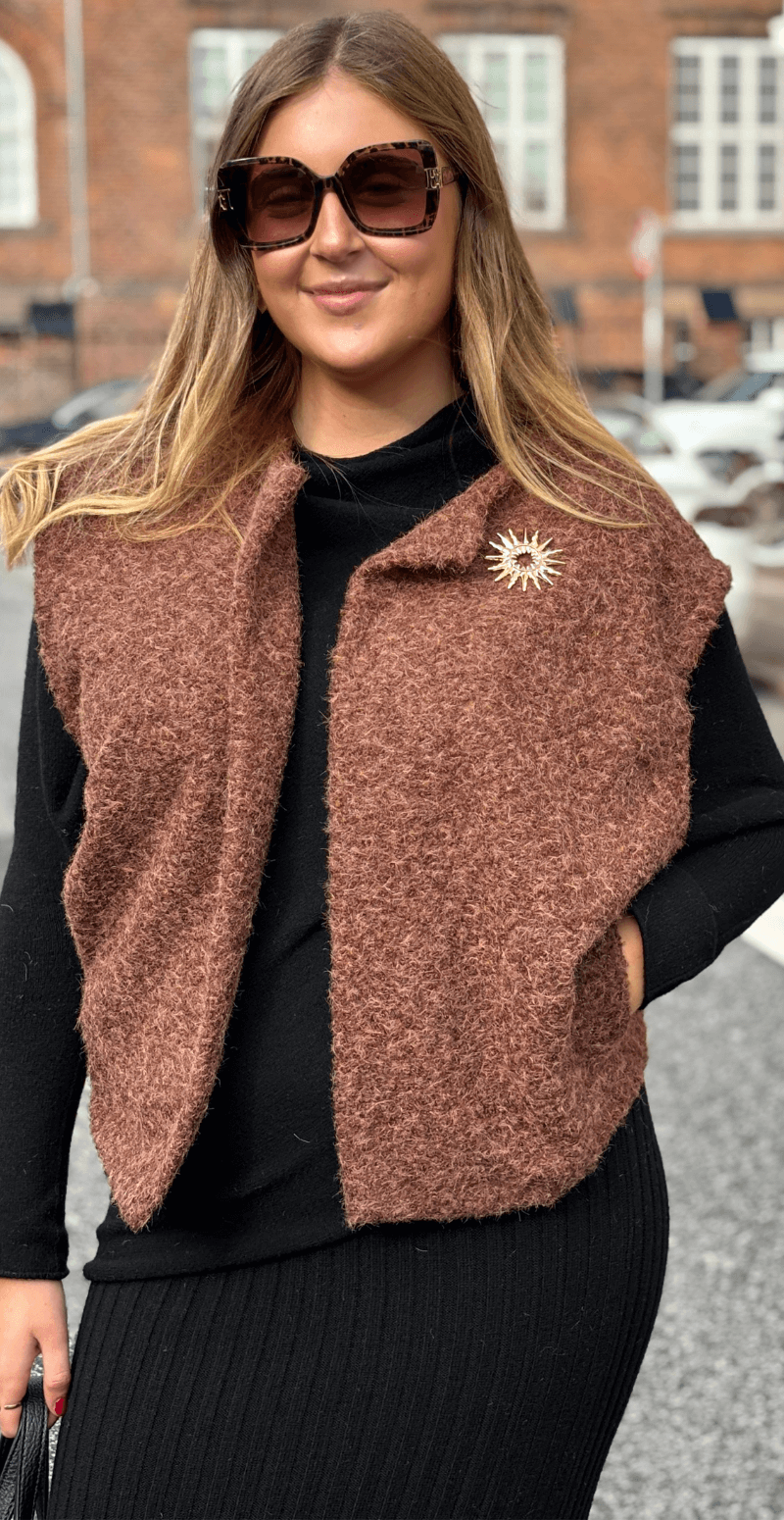 Dana filtet vest med lommer og broche camel LikeLondon