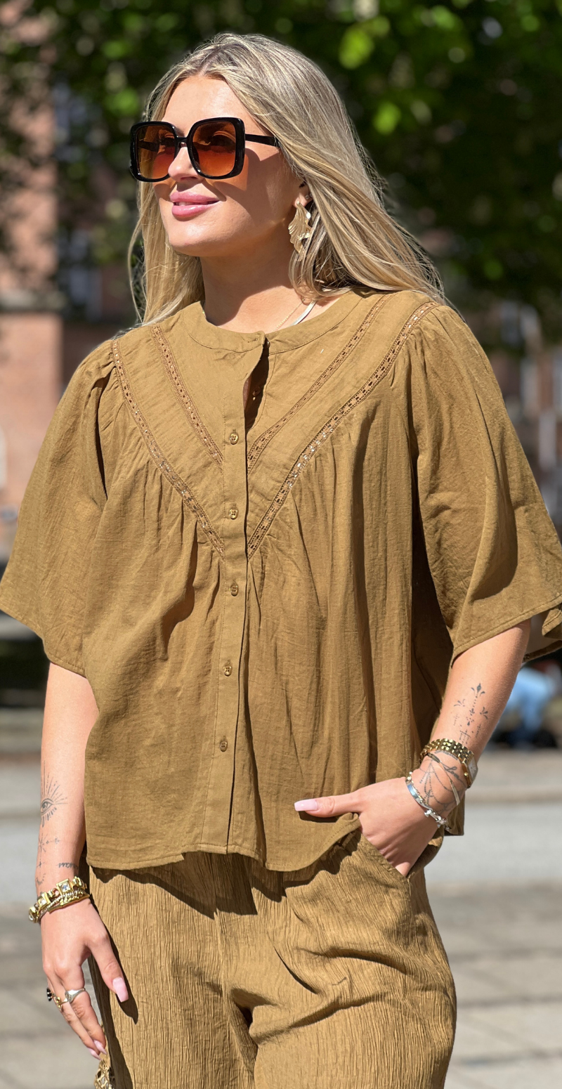 Jenny gennemknappet bluse med blonder oliven LikeLondon