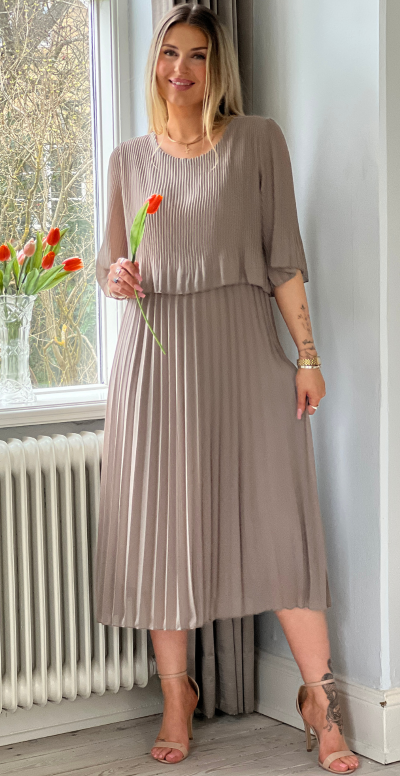 Forudbestil uge 15 Carmen plisseret kjole med elastik i taljen fango LikeLondon