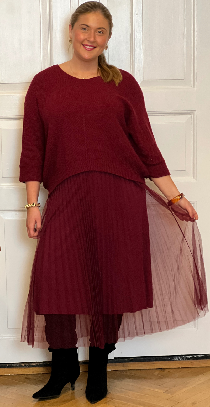 Joleen sæt med kjole og strik bordeaux LikeLondon