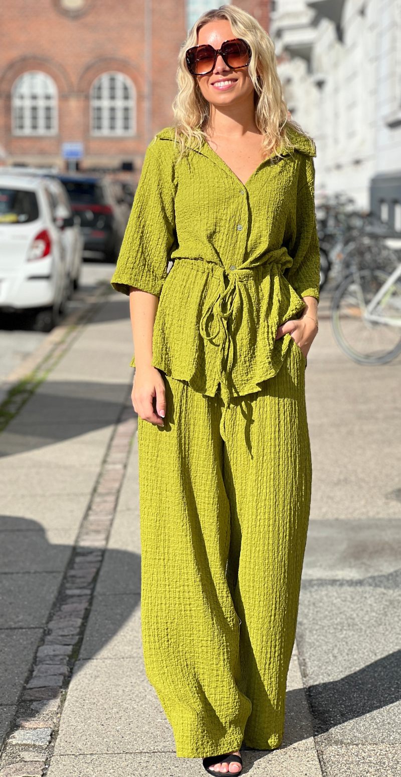 Agnes sæt med bluse i krepp med bindebånd og bukser olive LikeLondon