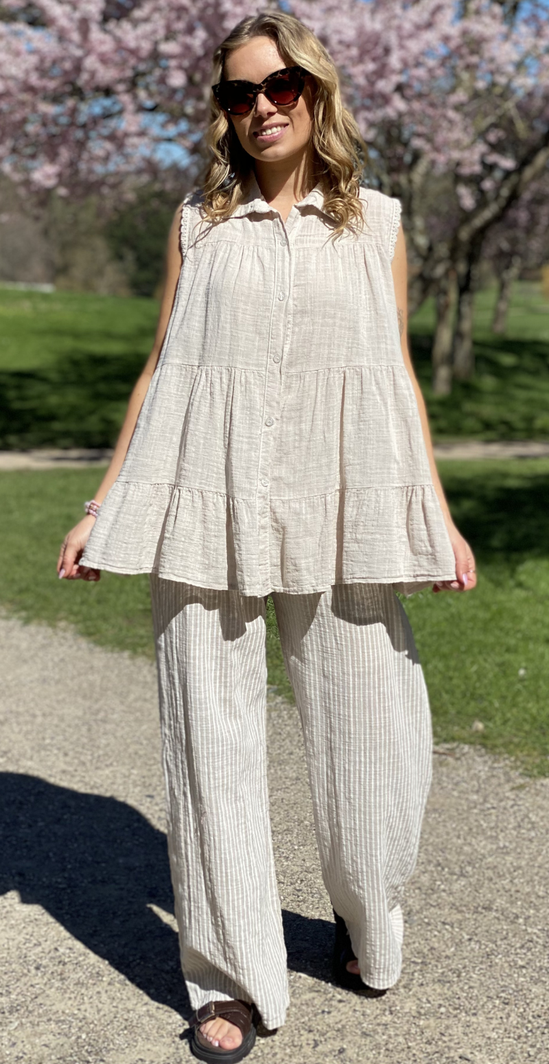 Rinda bluse uden ærmer med peplum og hæklede detaljer beige LikeLondon