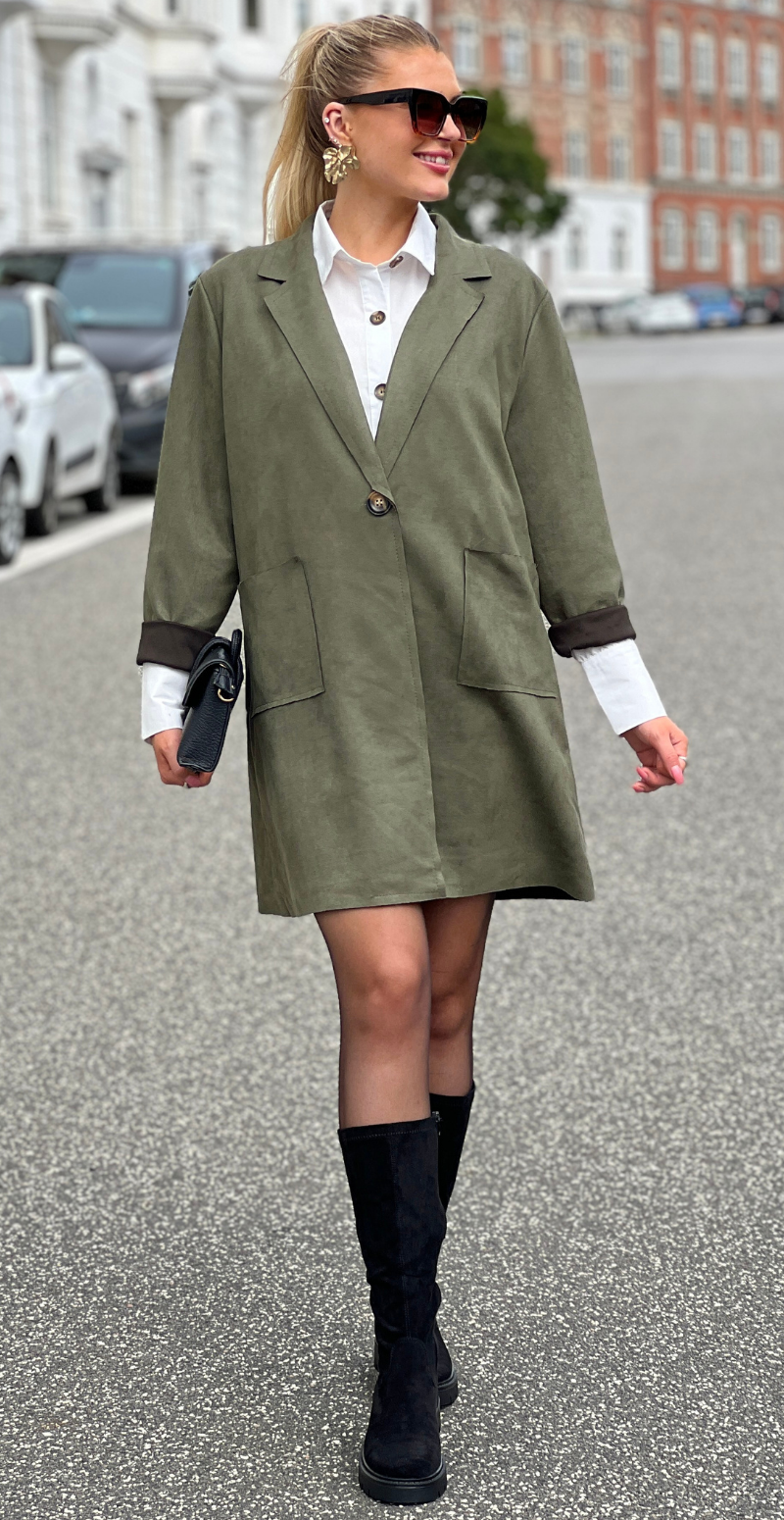 Kamella mellemlang jakke i ruskindslook khaki LikeLondon