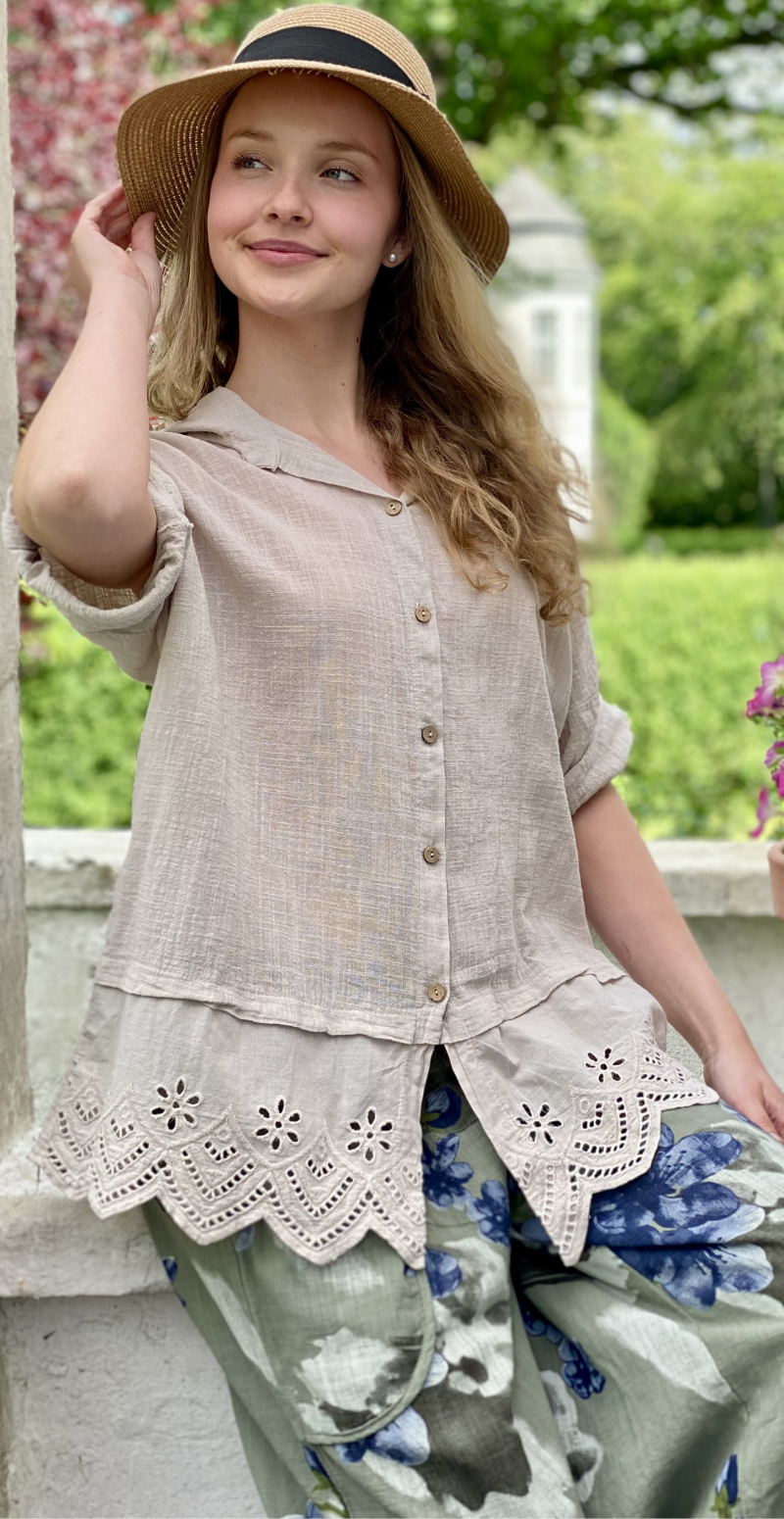 Oda skjortebluse med broderi anglaise beige LikeLondon