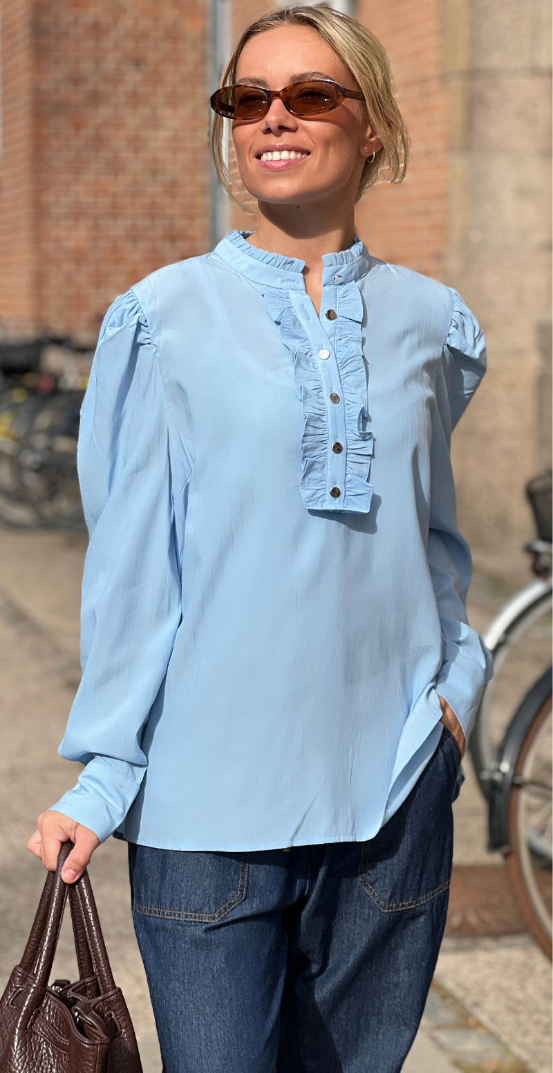 April bluse med flæse lysblå FreeQuent