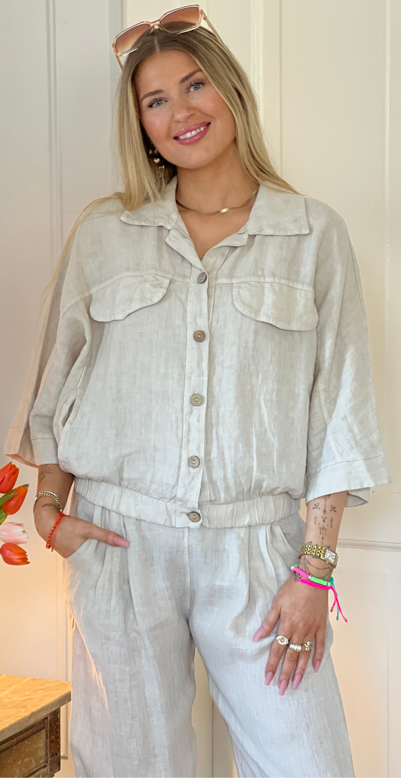 Bicca hørskjorte med elastikkant og gennemknappet beige LikeLondon