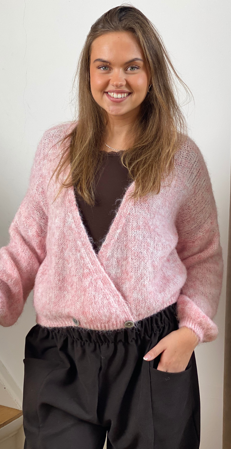 Kitty strikcardigan med wrapeffekt og knapper rosa LikeLondon
