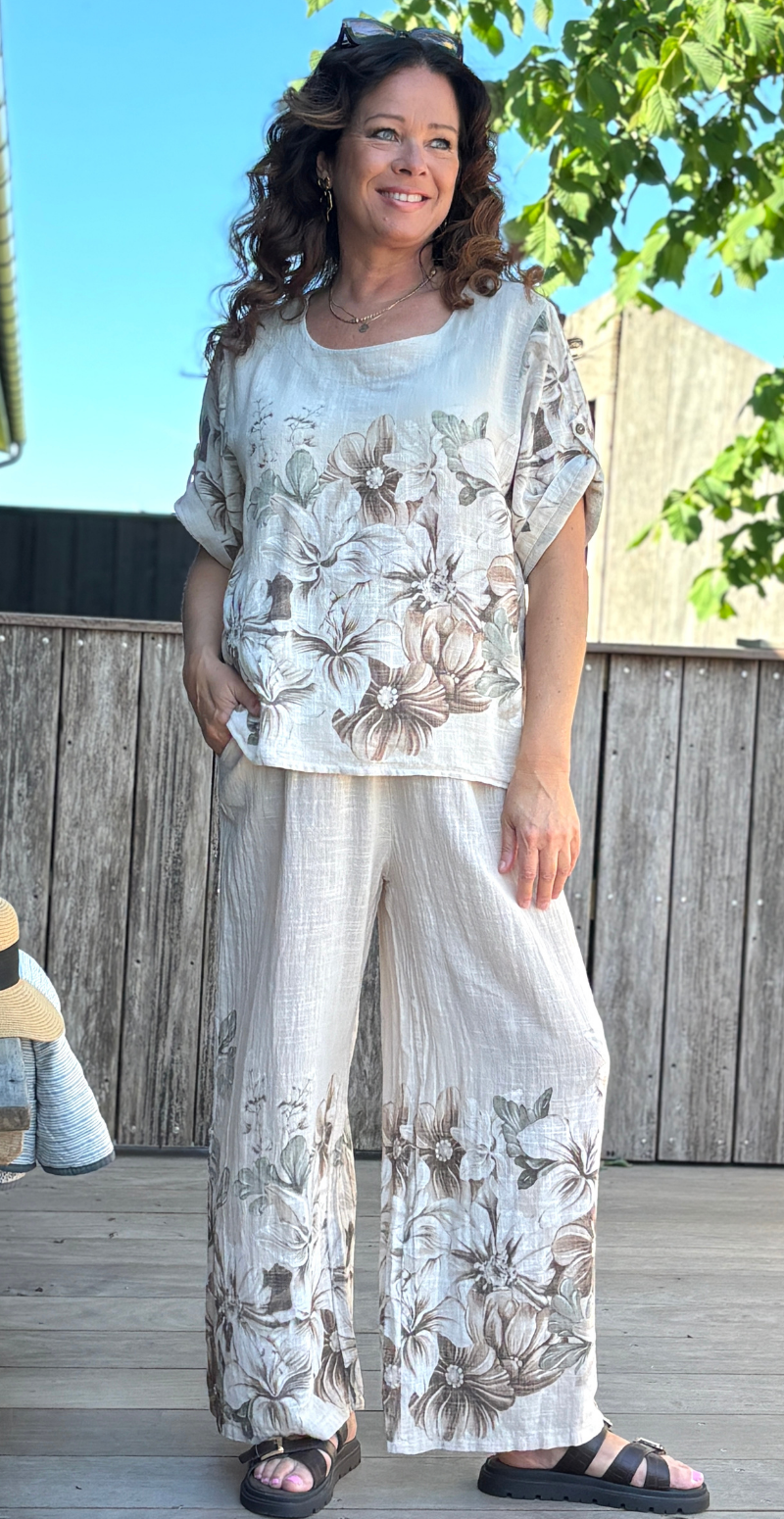 Arista sæt med bukser og bluse med blomsterprint beige LikeLondon