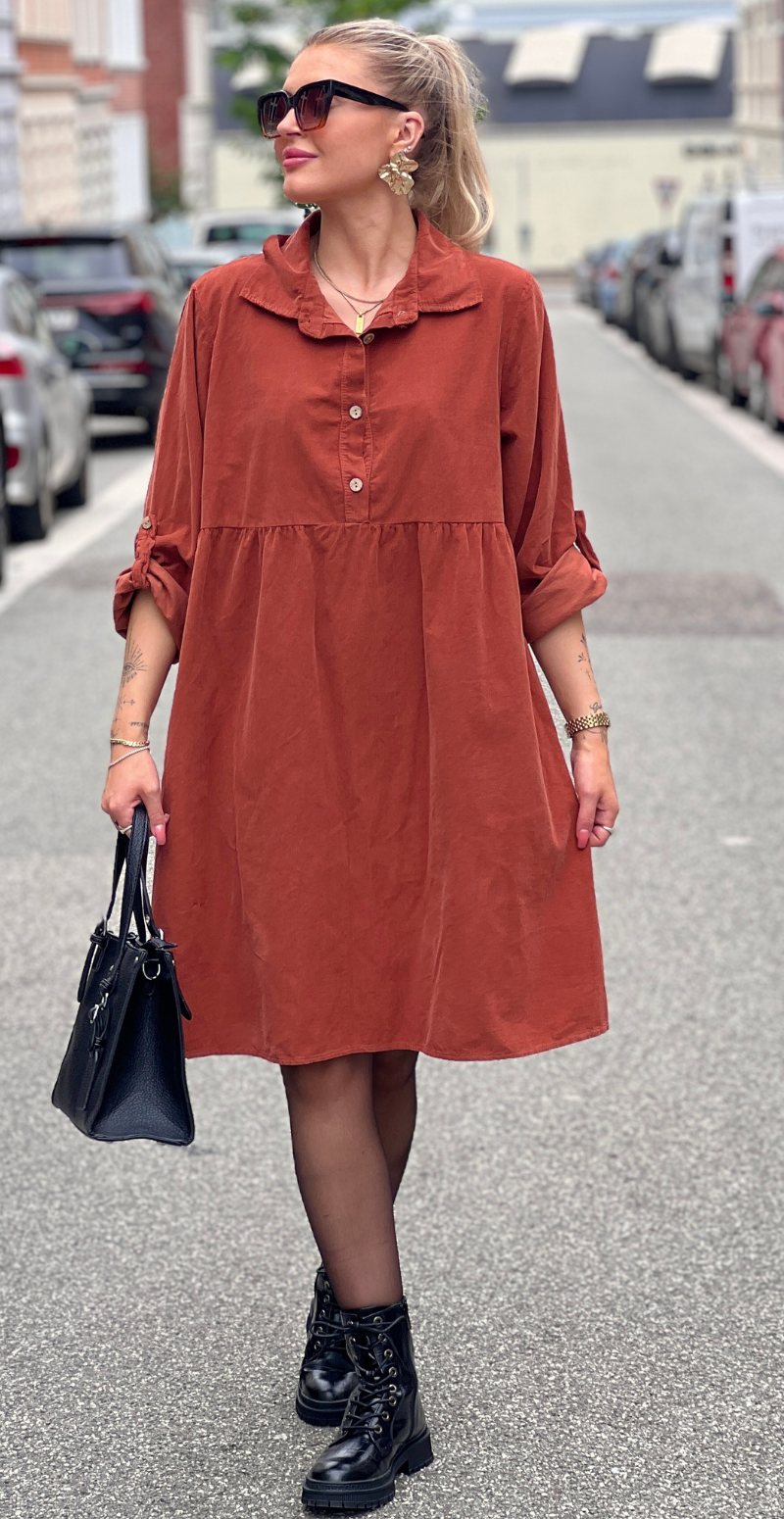 Elvira fløjlskjole med knap-detaljer tabacco LikeLondon