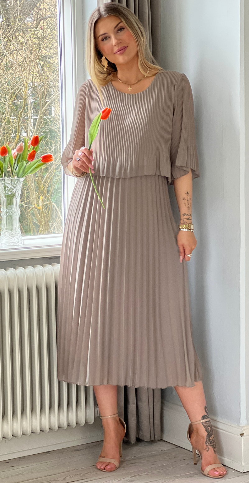 Forudbestil uge 15 Carmen plisseret kjole med elastik i taljen fango LikeLondon