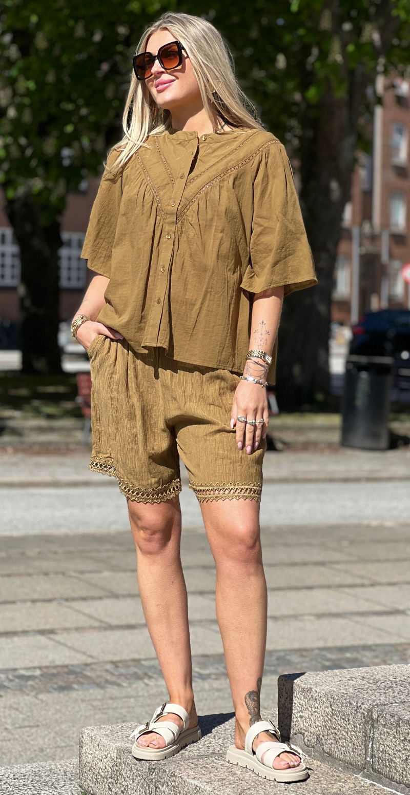 Regina bløde shorts med blondekant oliven LikeLondon