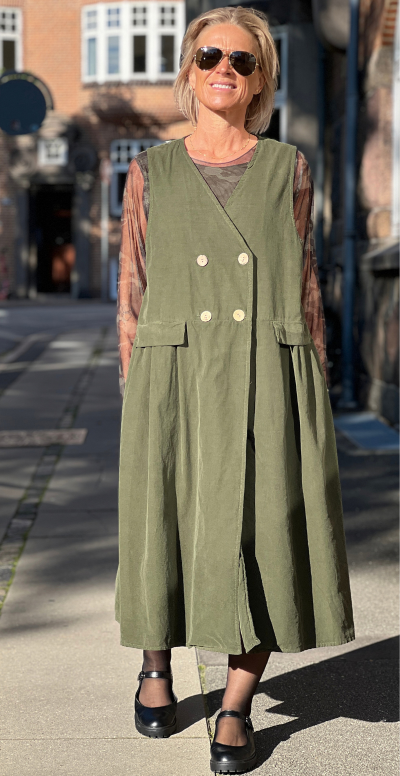 Roberta fløjlskjole med knapper foran og lommer militare LikeLondon