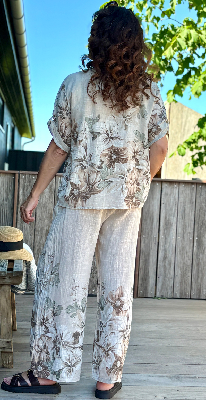 Arista sæt med bukser og bluse med blomsterprint beige LikeLondon