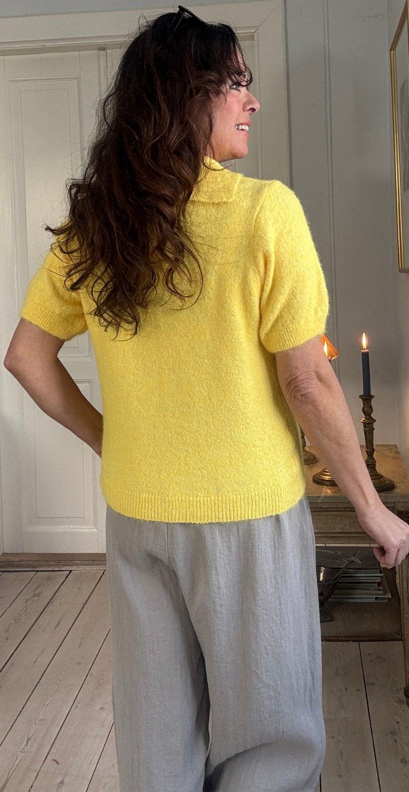 Dottie kortærmet strik med krave gul LikeLondon