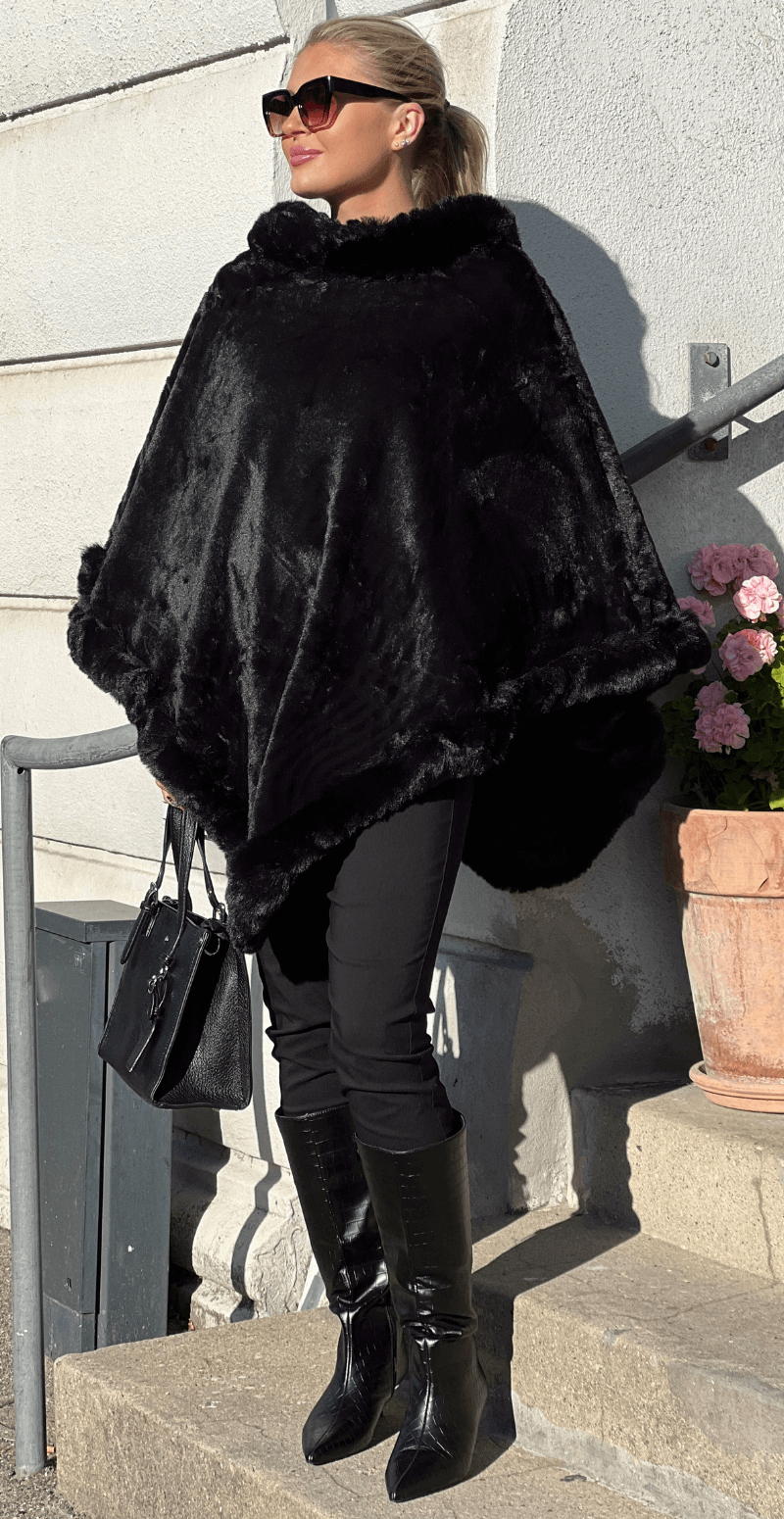 Maxine poncho med bred kant sort LikeLondon