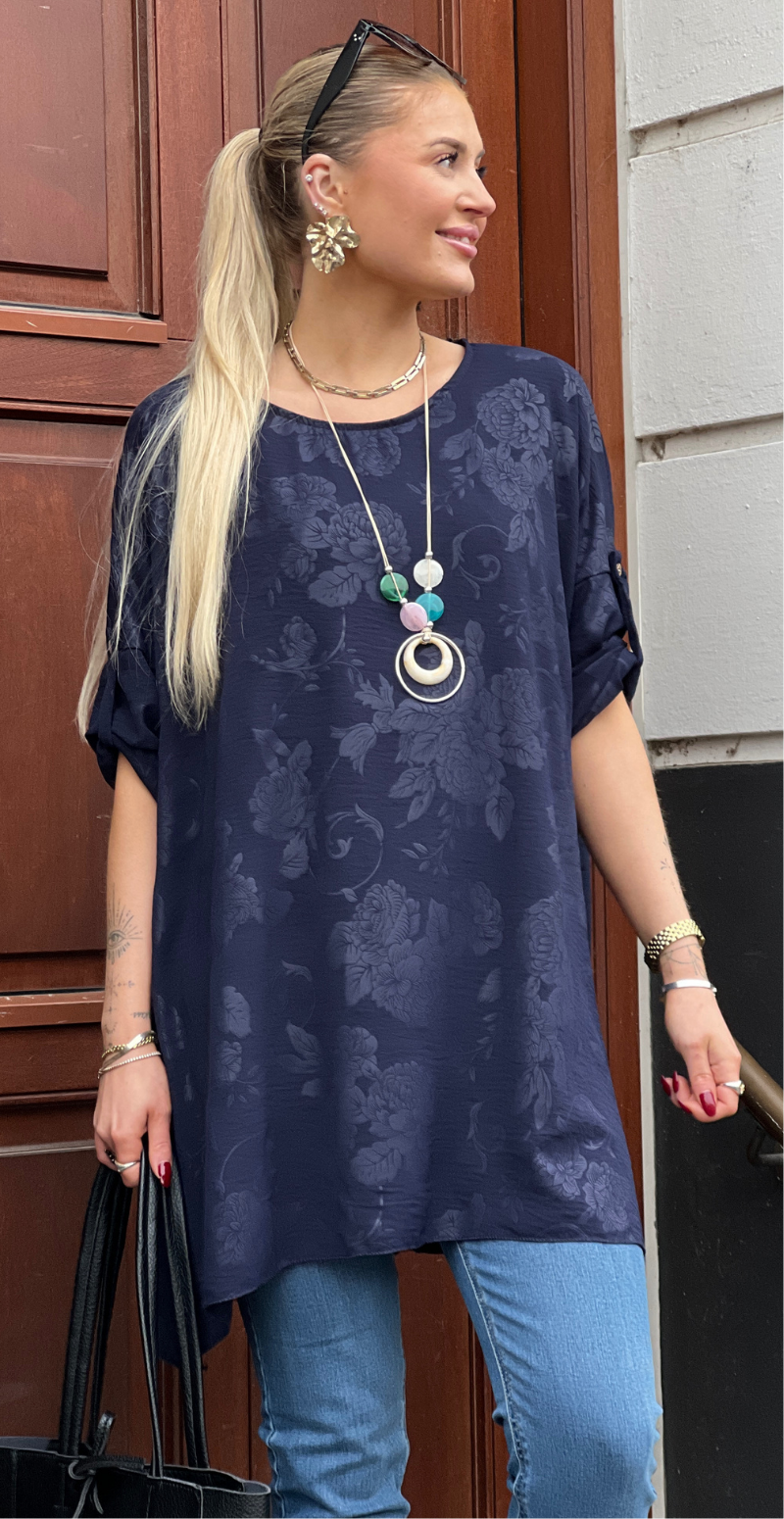 Amanda tunika med præget mønster og halskæde navy LikeLondon