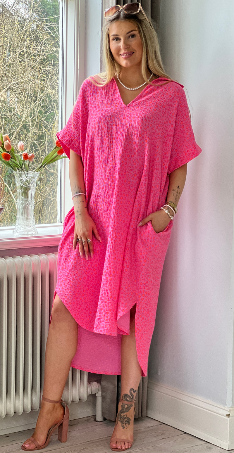 Dagmar kjole i musselin leopard/fuxia LikeLondon