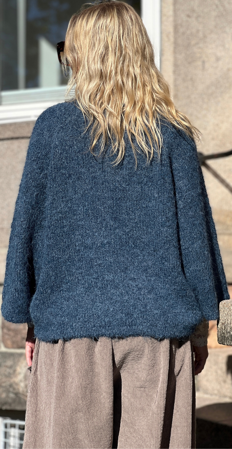 Bagfra: Lulu ensfarvet pullover med 3/4 ærmer i farven moonlit ocean melange fra LikeLondon.com.