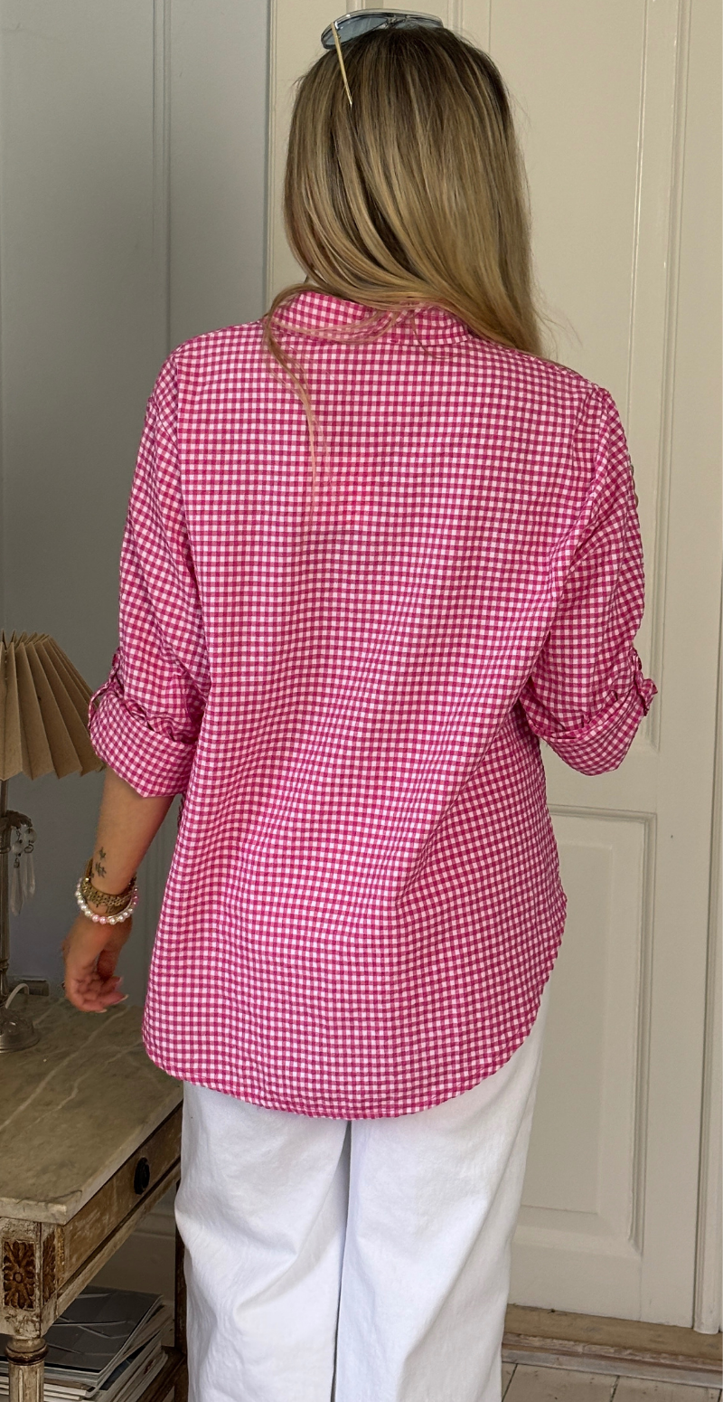 Pippa skjortebluse med krepp og tern fuchsia LikeLondon