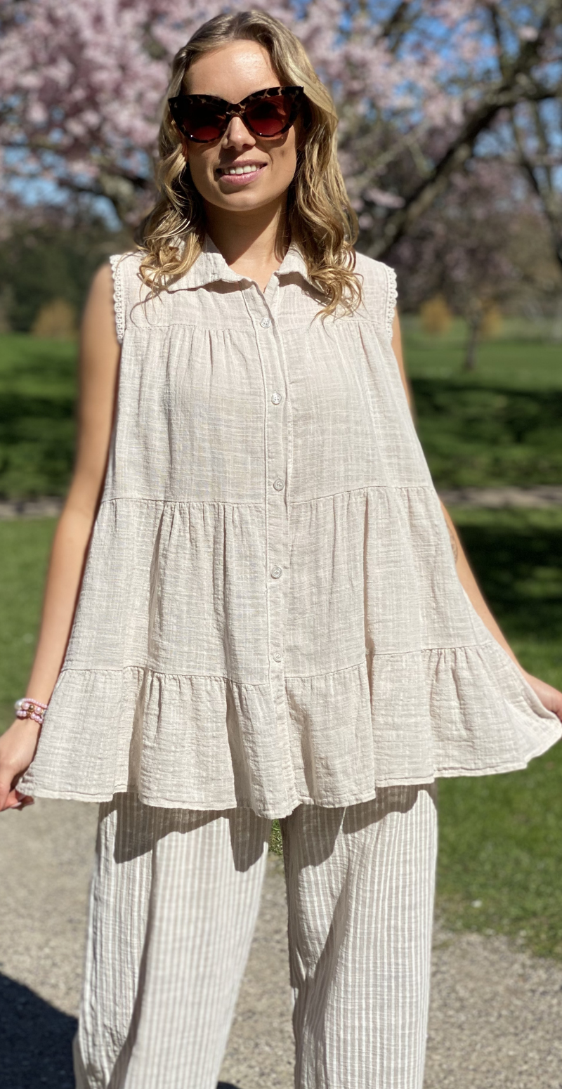 Rinda bluse uden ærmer med peplum og hæklede detaljer beige LikeLondon