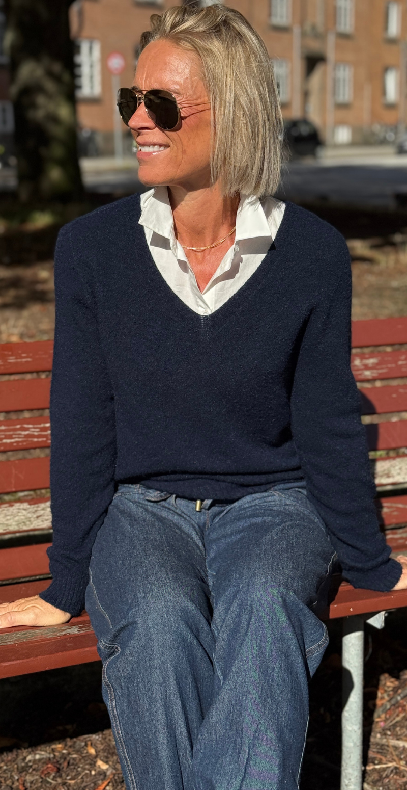Karen strikbluse i baby alpaca uld med v-hals navy LikeLondon