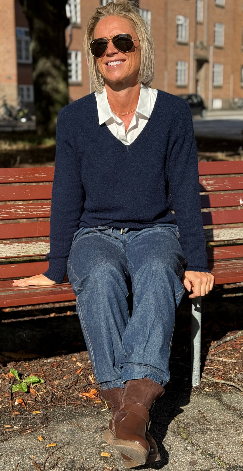 Karen strikbluse i baby alpaca uld med v-hals navy LikeLondon