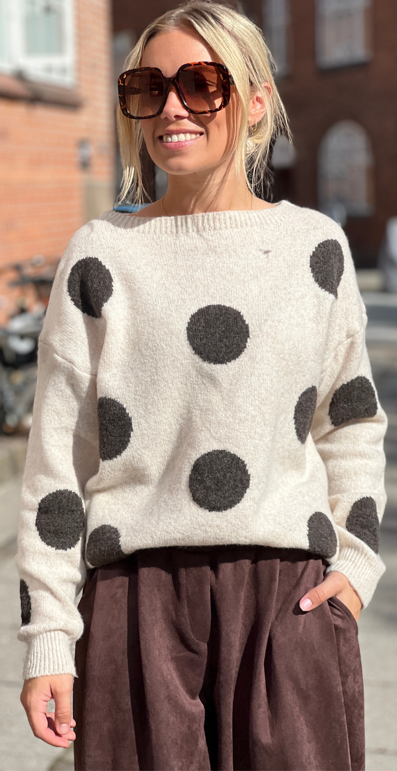 Jessie strik med store prikker beige LikeLondon
