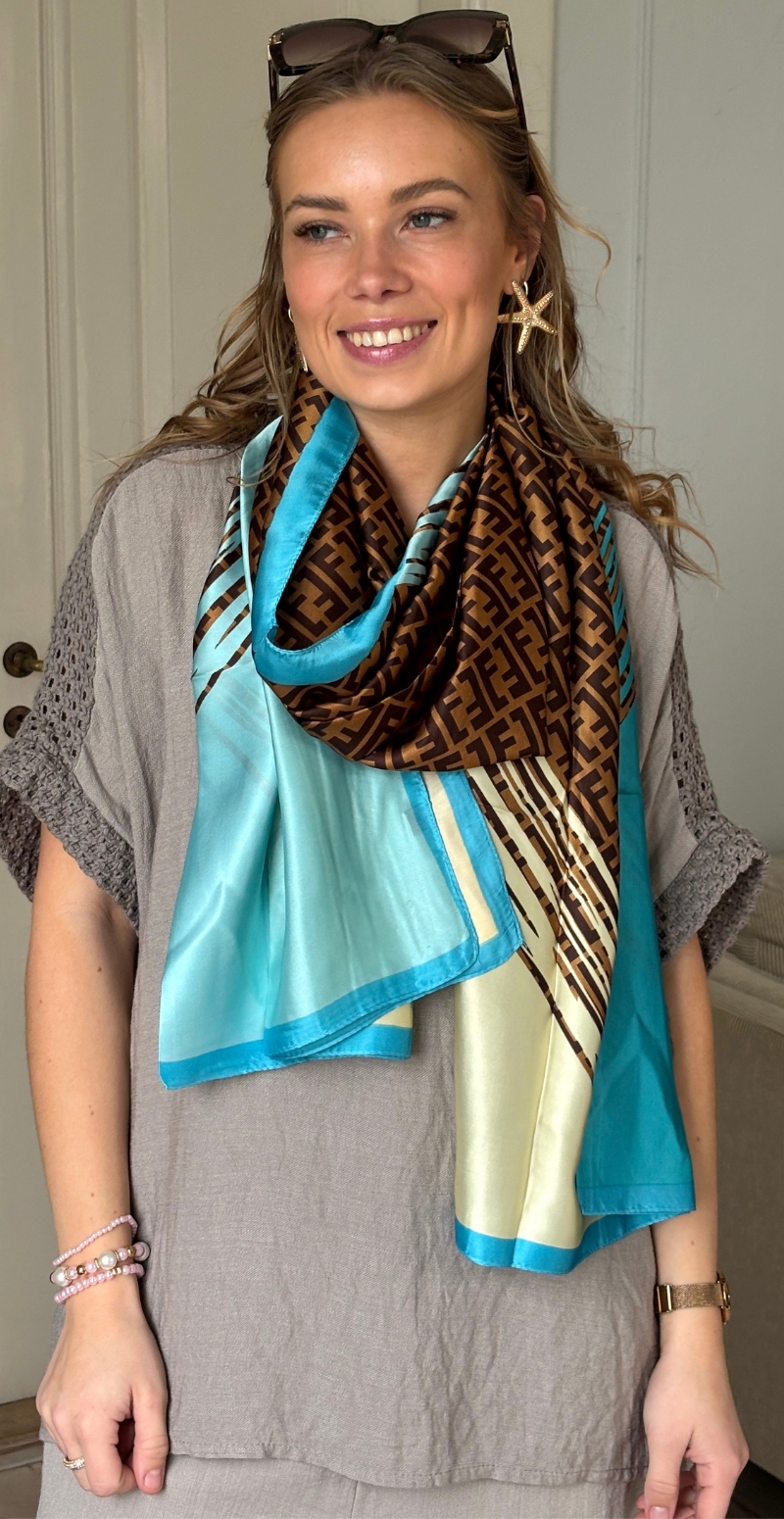 Tørklæde med "E" logo og farverigt print turkis LikeLondon