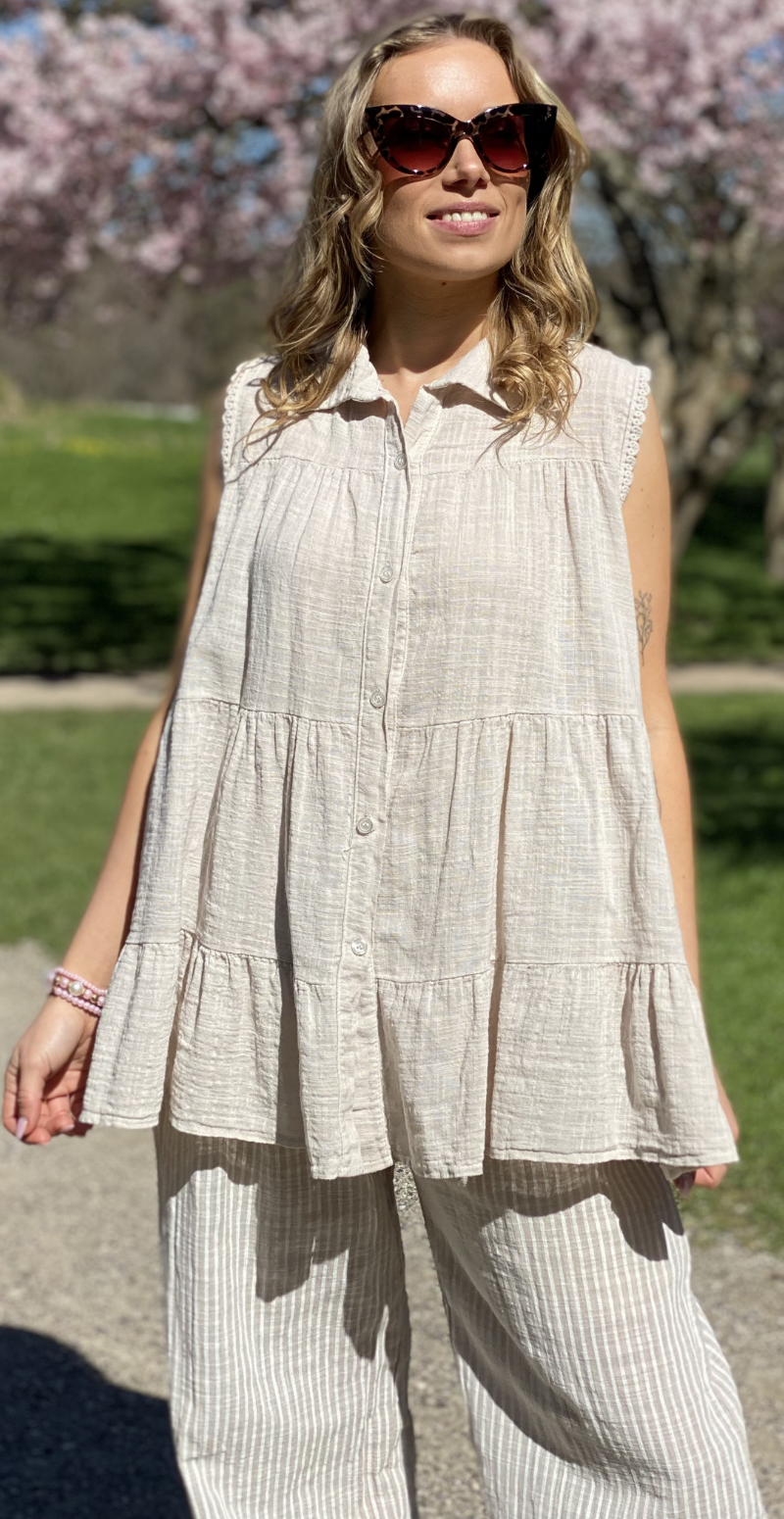 Rinda bluse uden ærmer med peplum og hæklede detaljer beige LikeLondon