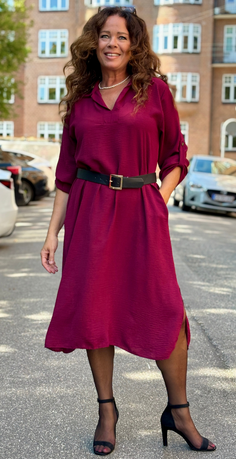 Tilly kjole med v-hals, krave og slids bordeaux LikeLondon