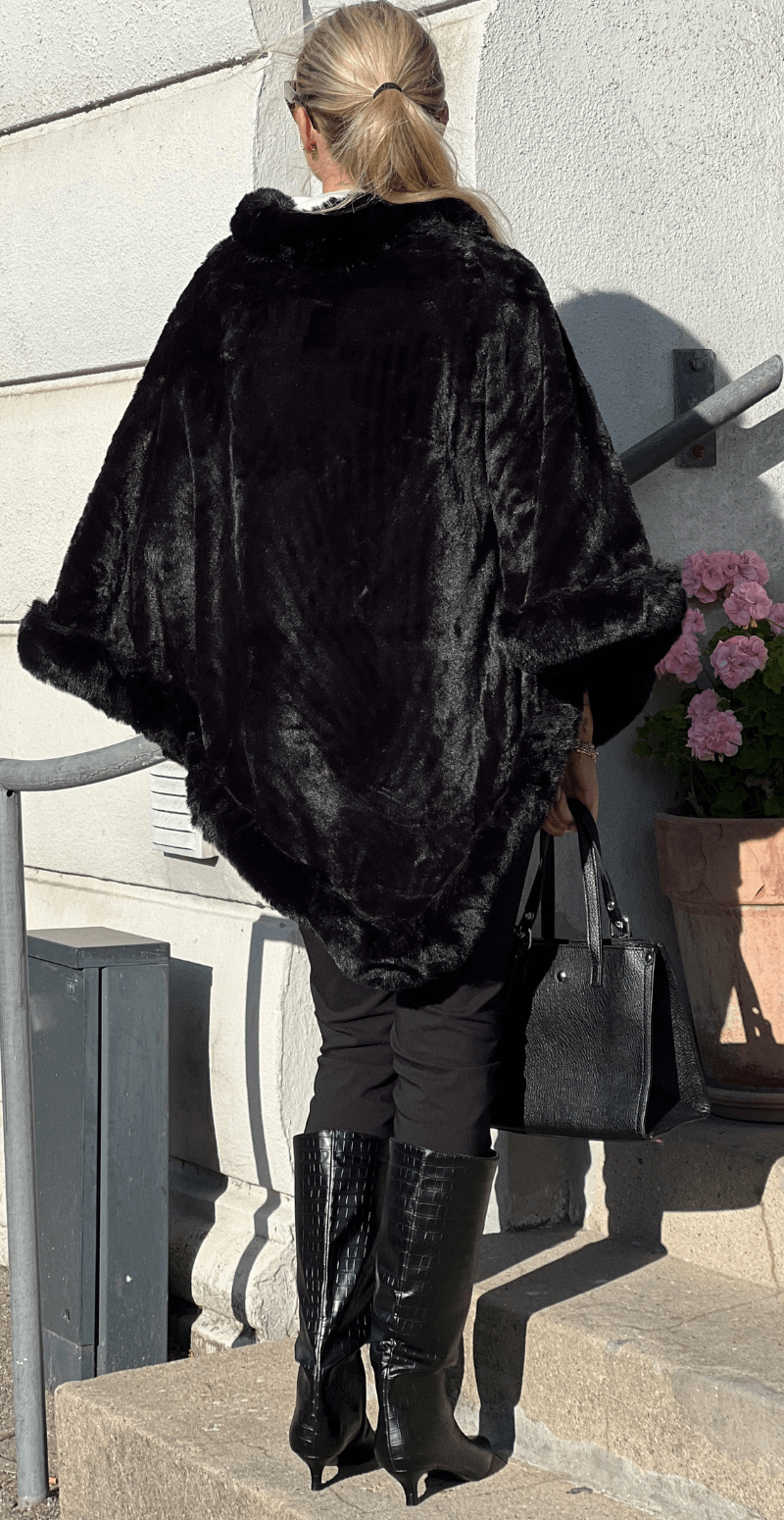 Maxine poncho med bred kant sort LikeLondon