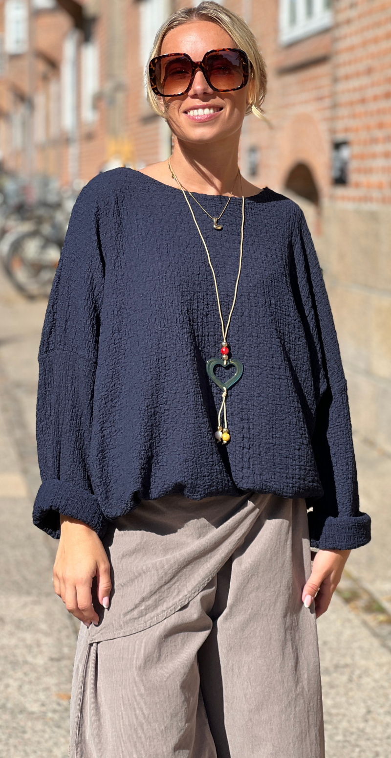 Fini krepp bluse med smykke navy LikeLondon